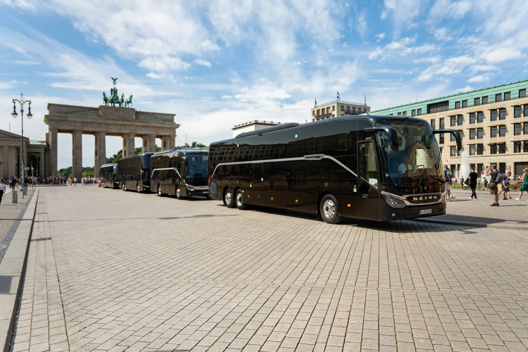 mehrere angemietete Busse für Firmenevents auf einem Parkplatz