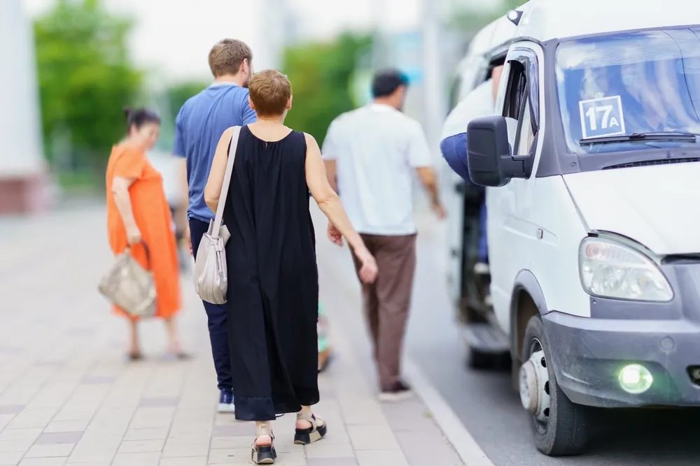 Familie auf dem Weg zum Flughafen