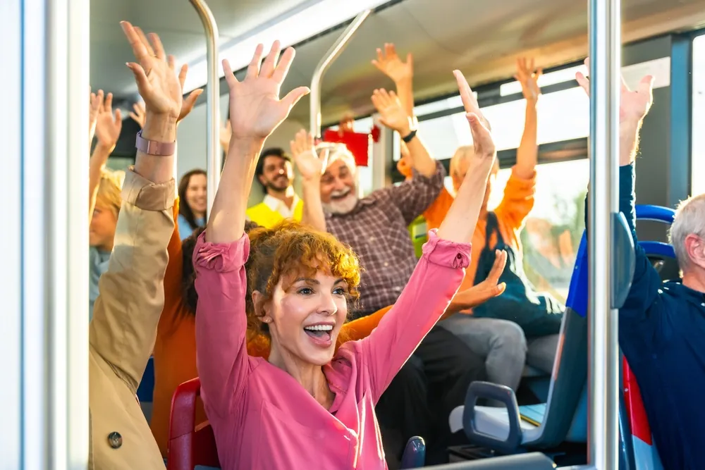 Fahrgäste im Bus haben gute Stimmung