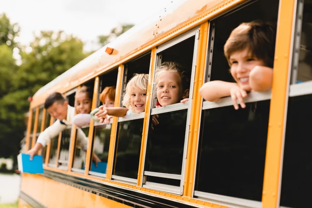Schüler, die aus dem Busfenster schauen