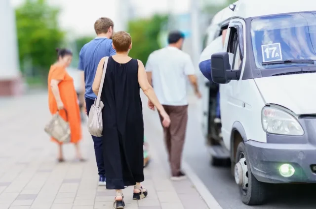 Familie auf dem Weg zum Flughafen