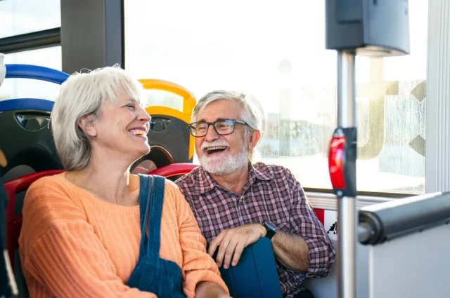 lachende Senioren im Reisebus